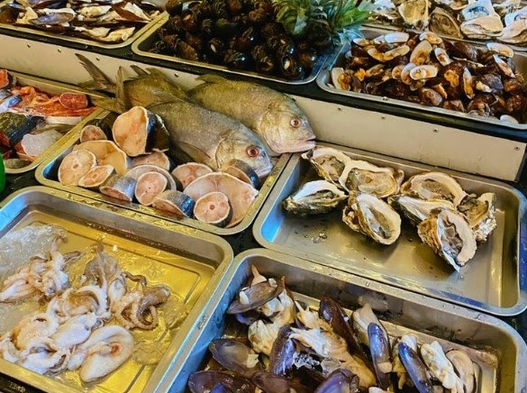 Ta có thể tự do lựa chọn tại quầy hải sản - Ảnh: Thành phố Quy Nhơn