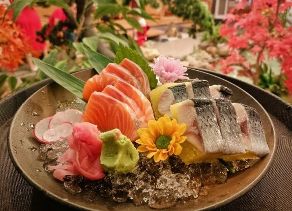 Món Sushi cá hồi tại nhà hàng