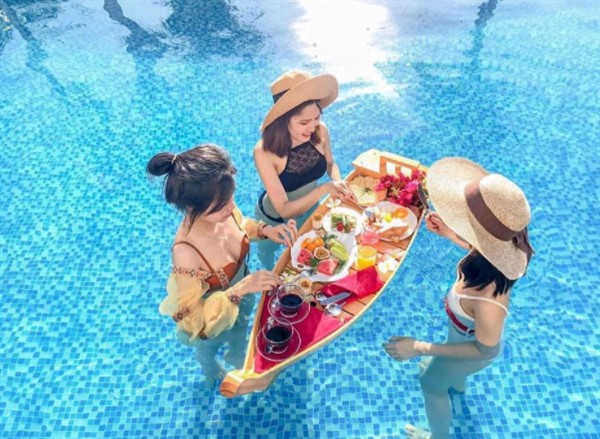 Thưởng thức món tráng miện bên hồ bơi - Ảnh: Seaside Boutique Resort Quy Nhơn