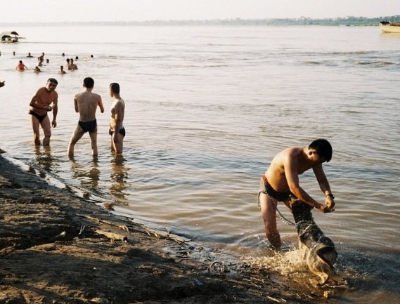 Mọi người tắm tại sông Hồng
