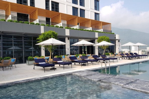 Bể bơi rộng, không gian thoáng mát với view trên cao xin sò - khách sạn có hồ bơi đẹp ở Quy Nhơn- Ảnh: Sưu tầm