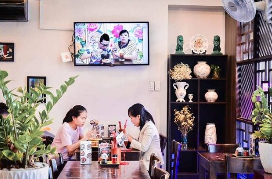 Không gian nhà hàng Chú Chen vô cùng ấm cúng, mang nét truyền thống của người Quảng Đông
