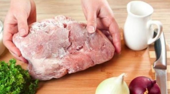 Rã đông thịt heo đúng cách giúp giữ độ ngon và chất lượng của miếng thịt